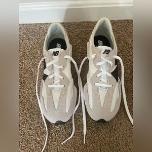 New Balance 327 tennis shoes in Sea Salt/White/Black, Unisex size 6/Women’s 7.5